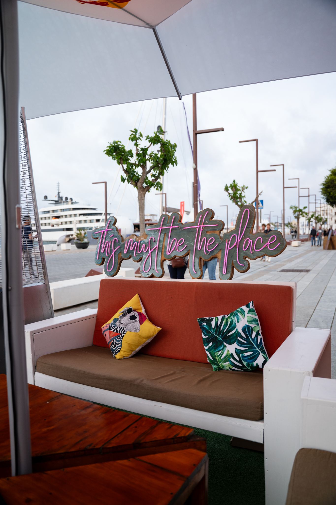 Terraza de Angelo's frente al puerto de Ibiza
